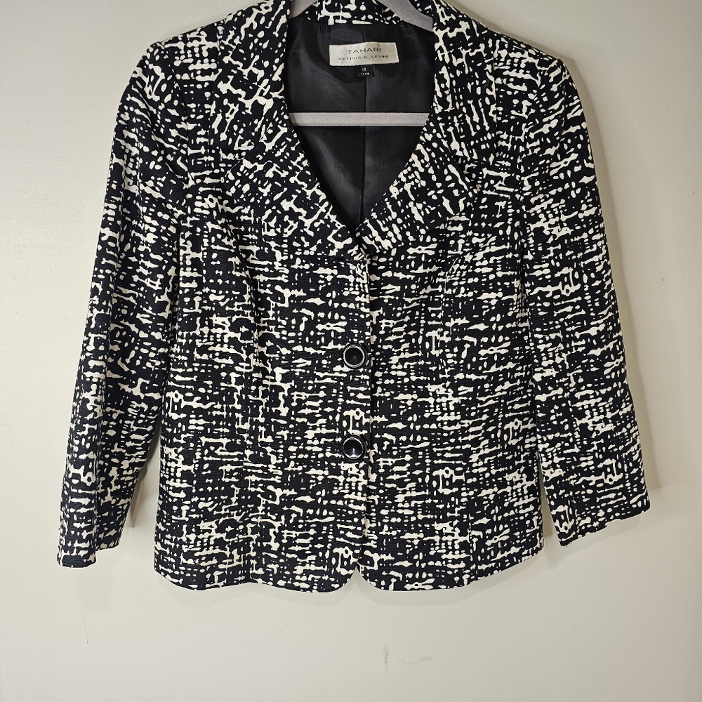 Tahari  black & white 3/4 sleeve 3 button jacket in a size 12